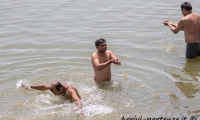 Indù nel Gange a Varanasi, Uttar Pradesh, India