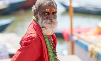 Indù sulla riva del Gange a Varanasi, Uttar Pradesh, India