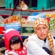 Bimba con mamma presso la Baia di Halong, Vietnam