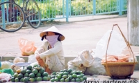 Ambulante con tipico copricapo, Hanoi