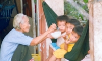 Nonna con nipoti, Vietnam
