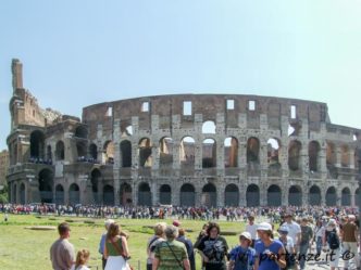 Il Colosseo e la folla di turisti , Roma