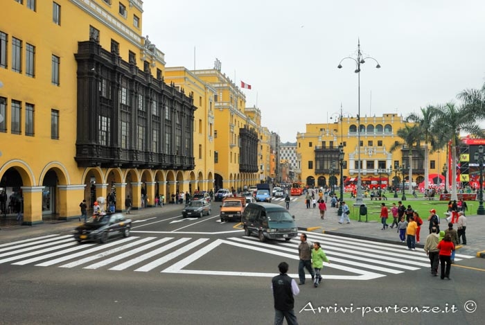 Edifici presso Plaza de Armas a Lima, Perù