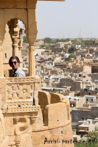 Turista seduto in un balconcino del Forte a Jaisalmer, Rajasthan