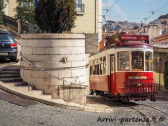 Tram nel traffico cittadino a Lisbona, Portogallo