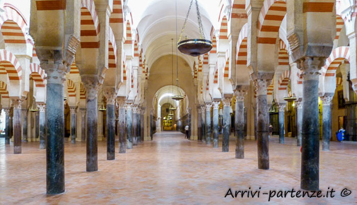 Interno della Grande Moschea di Cordova in Andalusia, Spagna