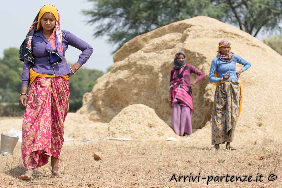 Popolazione locale presso il Pozzo Chand Baori ad Abhaneriin Rajasthan, India