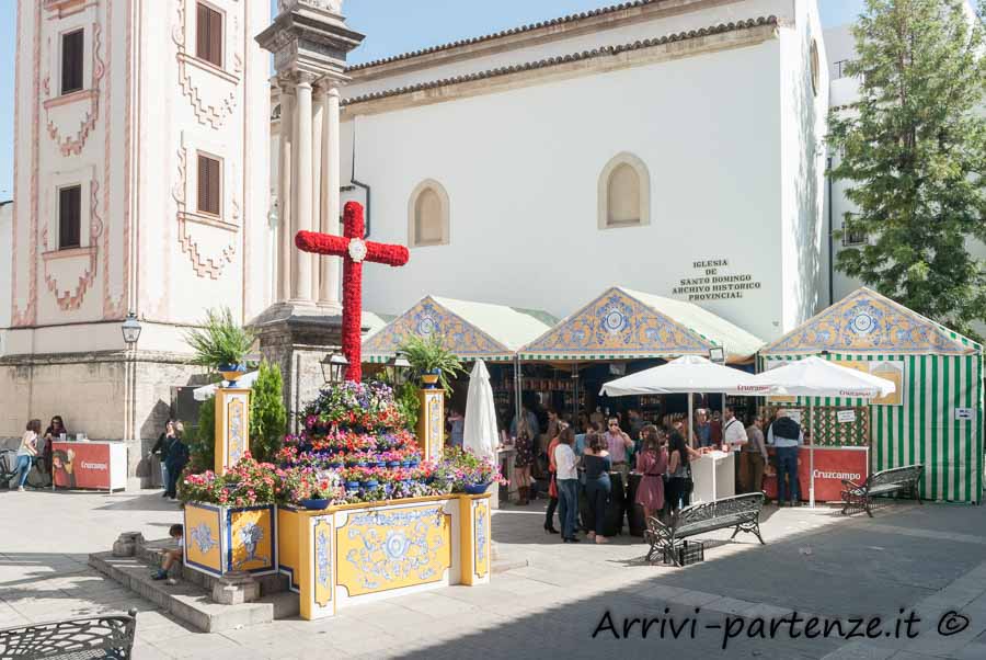 Croce di fiori durante la Festa popolare delle Croci di Cordova, Spagna