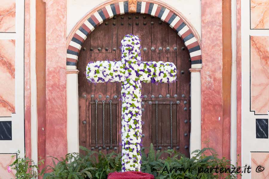 Croce di fiori presente durante la Festa popolare delle Croci a Cordova, Spagna