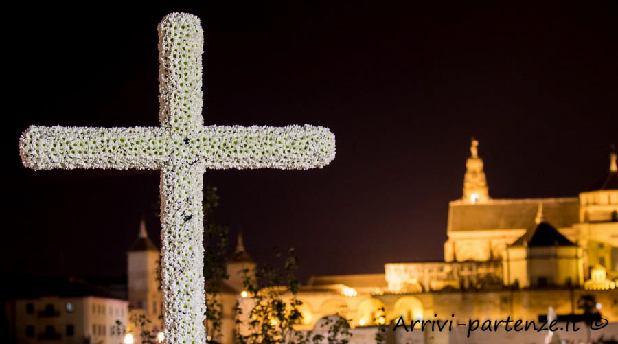 Croce di fiori alla Festa popolare delle Croci nella notte con vista della Mesquita a Cordova, Spagna