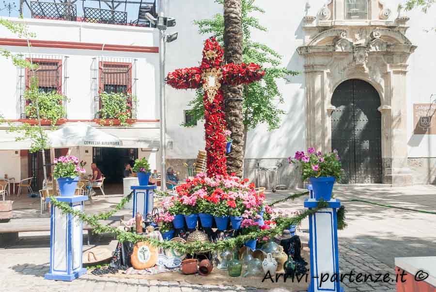 Croce di fiori presente durante la Festa popolare delle Croci in Plaza de las Canas a Cordova, Spagna