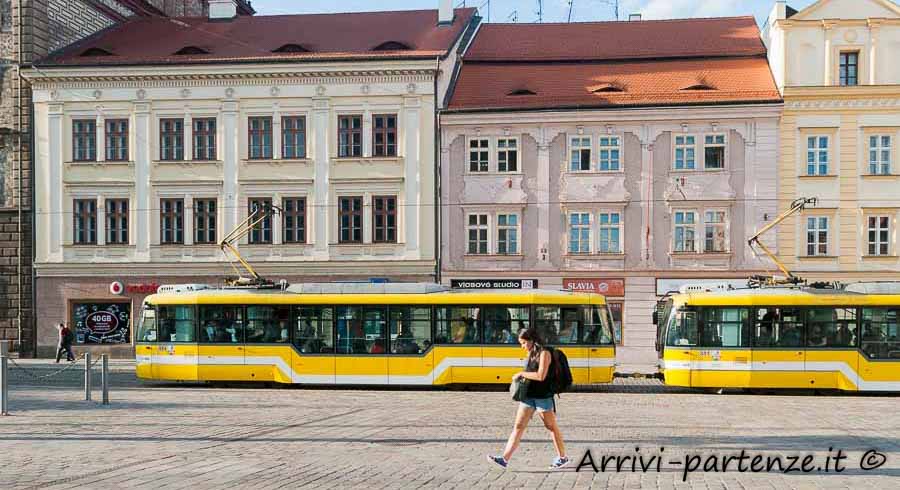 Strada con il tipico tram giallo di Pilsen, Repubblica Ceca