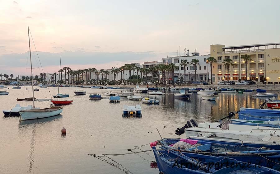 Imbarcazioni presso il porto di Porto Cesareo, Puglia