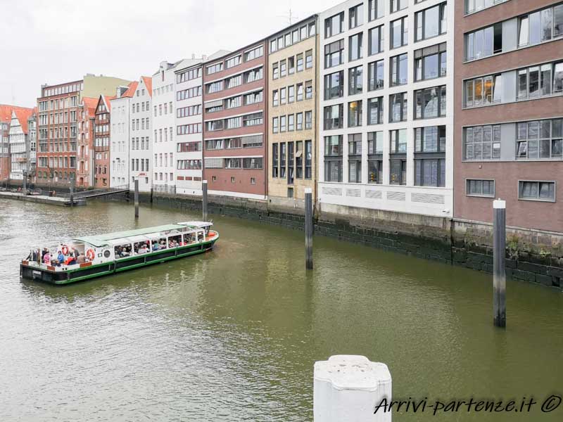 Edifici su un canale ad Amburgo, Germania