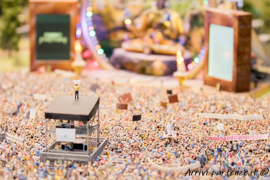 Folla di persone al concerto presso il Miniatur Wunderland di Amburgo, Germania 