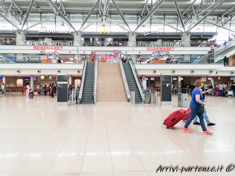 Interno dell'aeroporto di Amburgo Flughafen, Germania