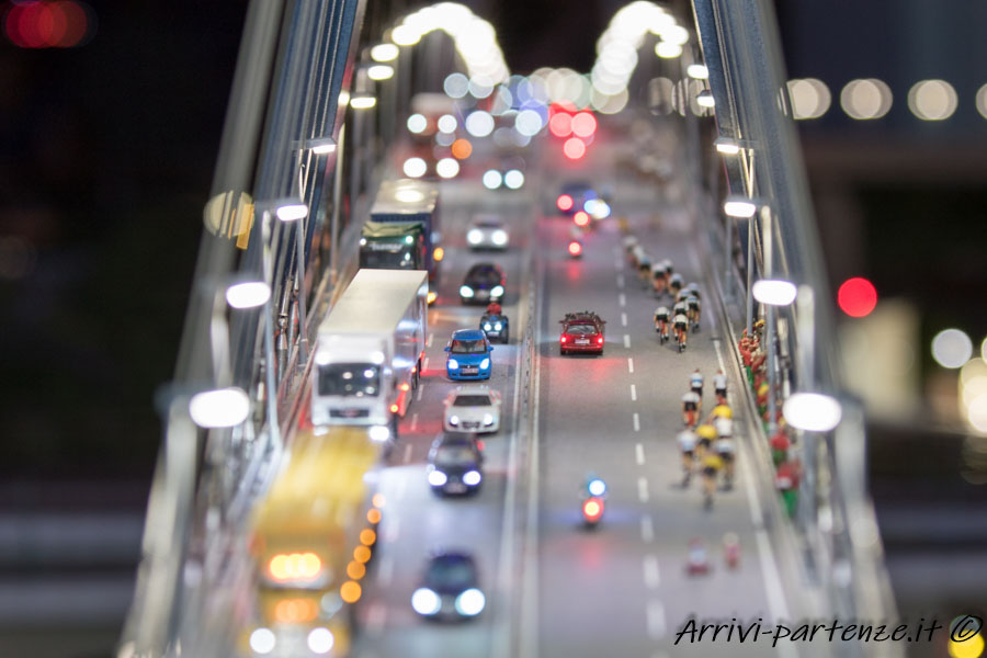 Traffico sul ponte alla sera al Miniatur Wunderland di Amburgo, Germania