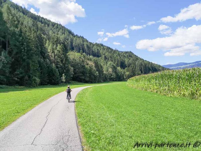 Bambino pedala sulla pista ciclabile Brunico-Fortezza, Trentino Alto-Adige